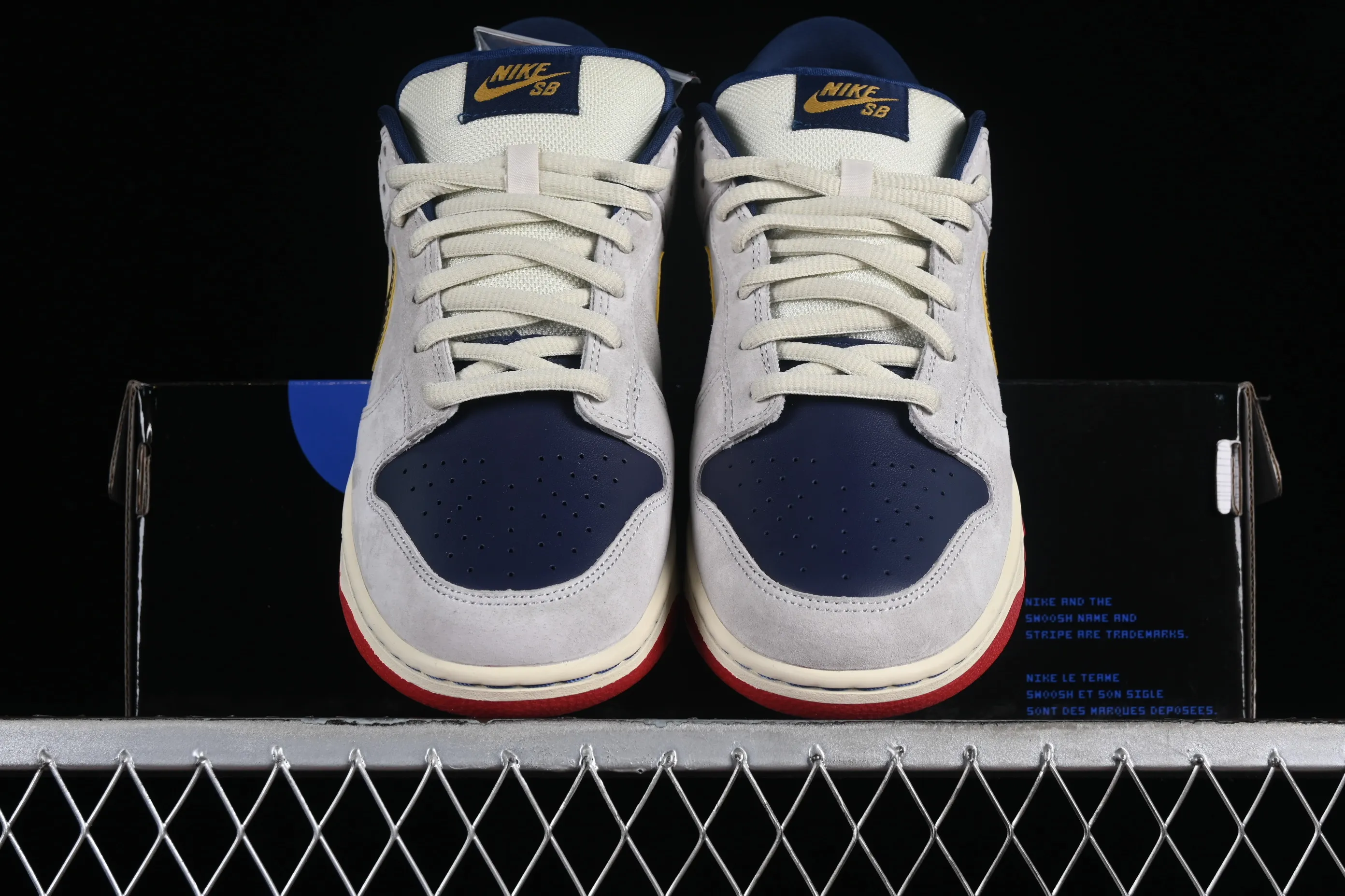 All Categories Nk SB Dunk Series Nk SB Dunk Low Low-top sneakers Foreign trade version Nk Dunk Low Rro "Old Spice" White, blue and gold SB low-top sports and leisure sneakers 304292-272